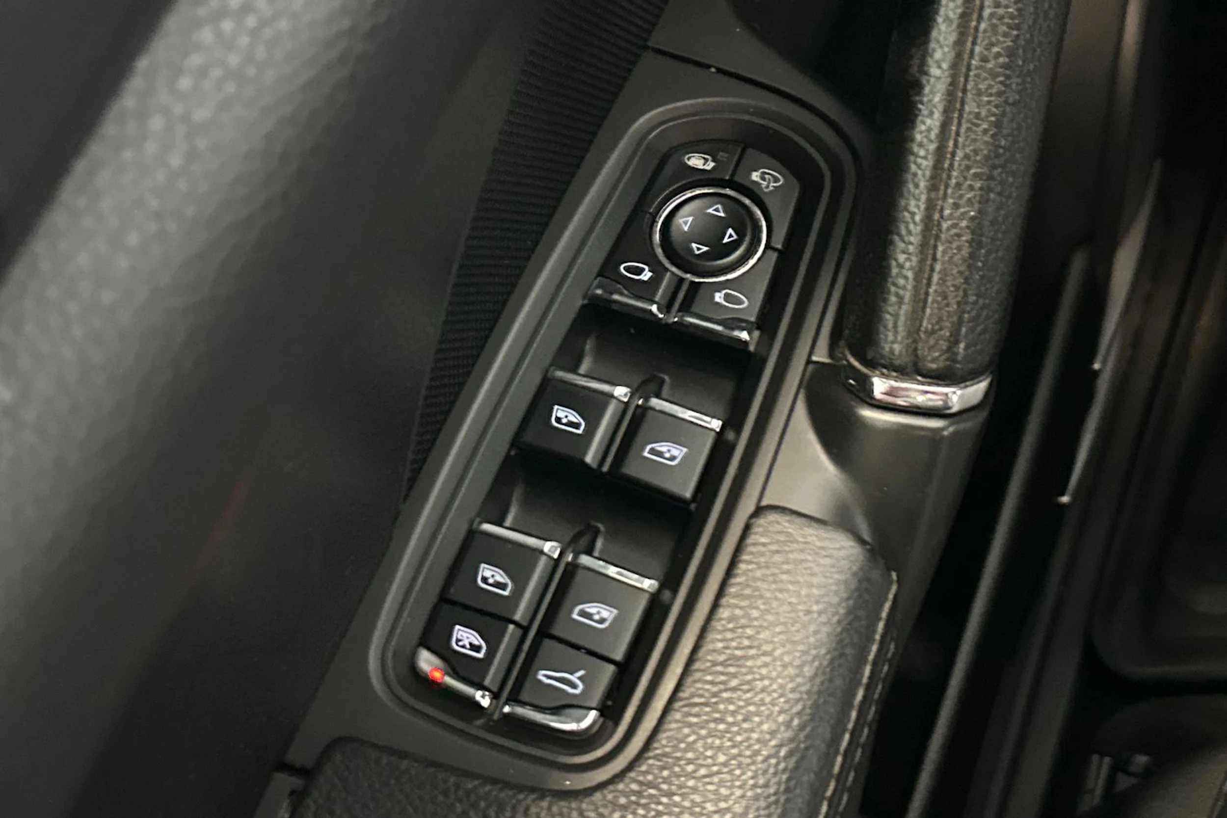 Valkoinen Porsche Cayenne 2011 kuva 17.