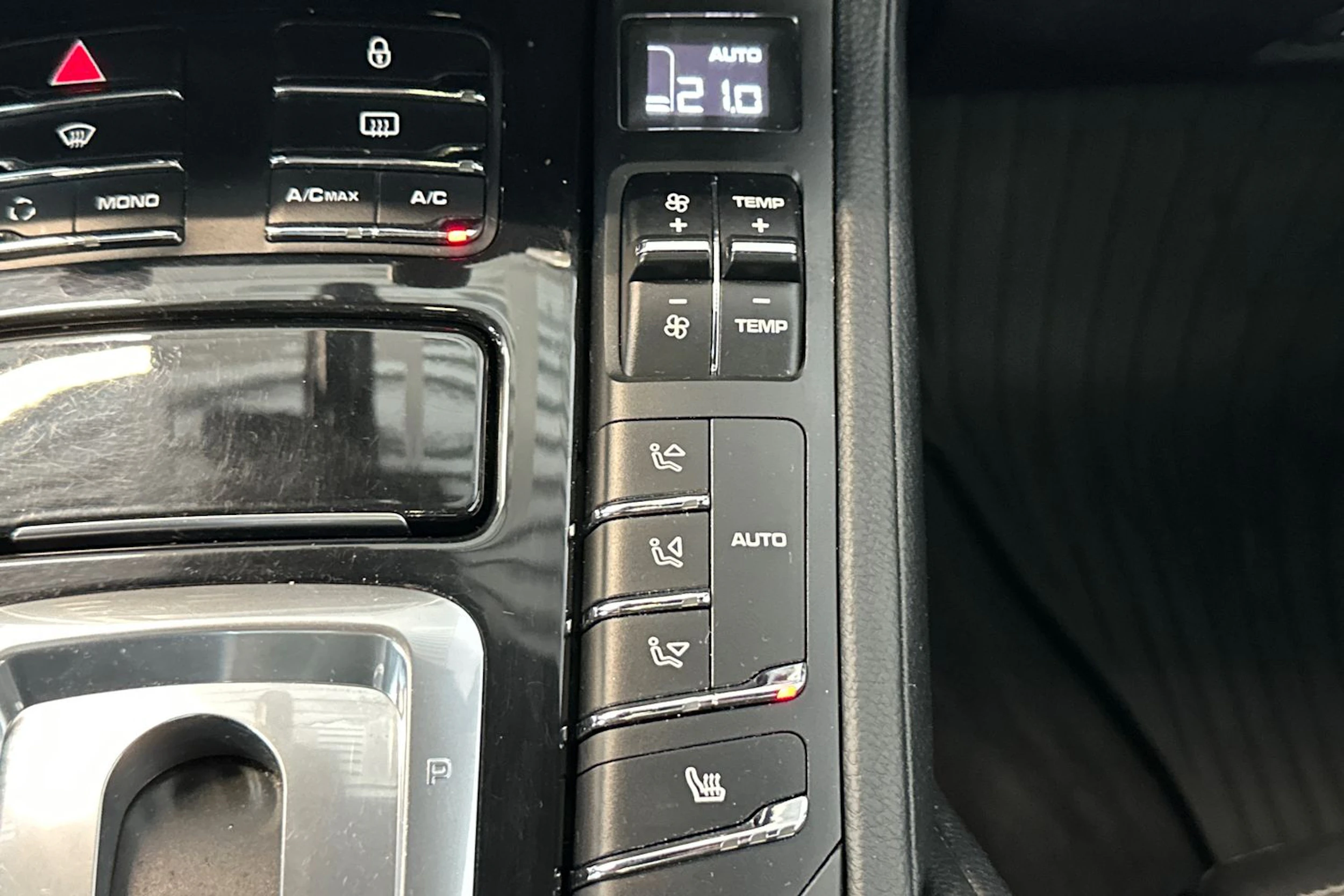 Valkoinen Porsche Cayenne 2011 kuva 27.