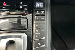 Valkoinen Porsche Cayenne 2011 kuva 27.