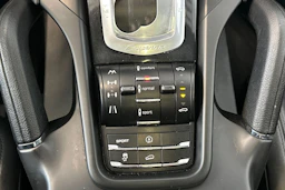 Valkoinen Porsche Cayenne 2011 kuva 28.