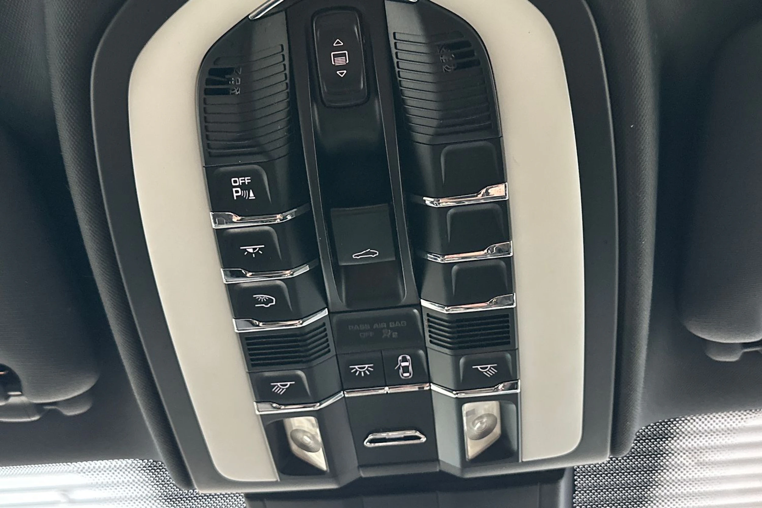 Valkoinen Porsche Cayenne 2011 kuva 31.