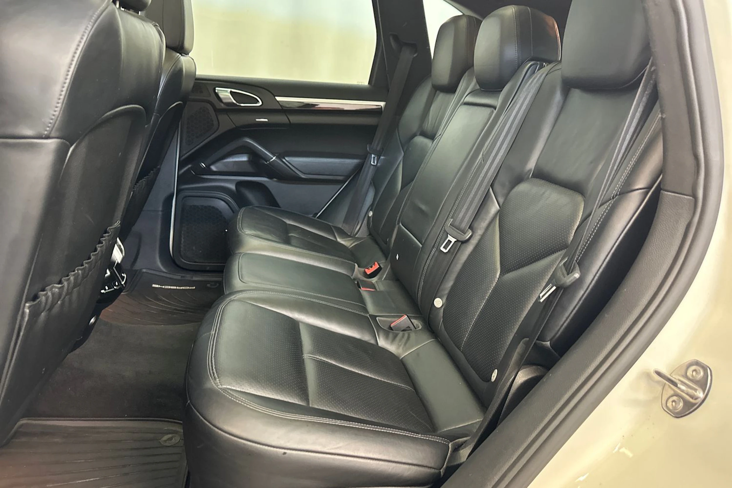 Valkoinen Porsche Cayenne 2011 kuva 33.