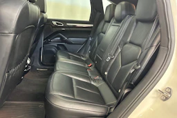 Valkoinen Porsche Cayenne 2011 kuva 33.