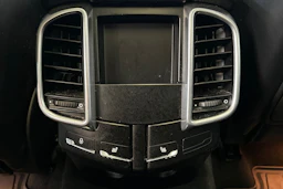 Valkoinen Porsche Cayenne 2011 kuva 34.
