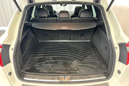 Valkoinen Porsche Cayenne 2011 kuva 35.
