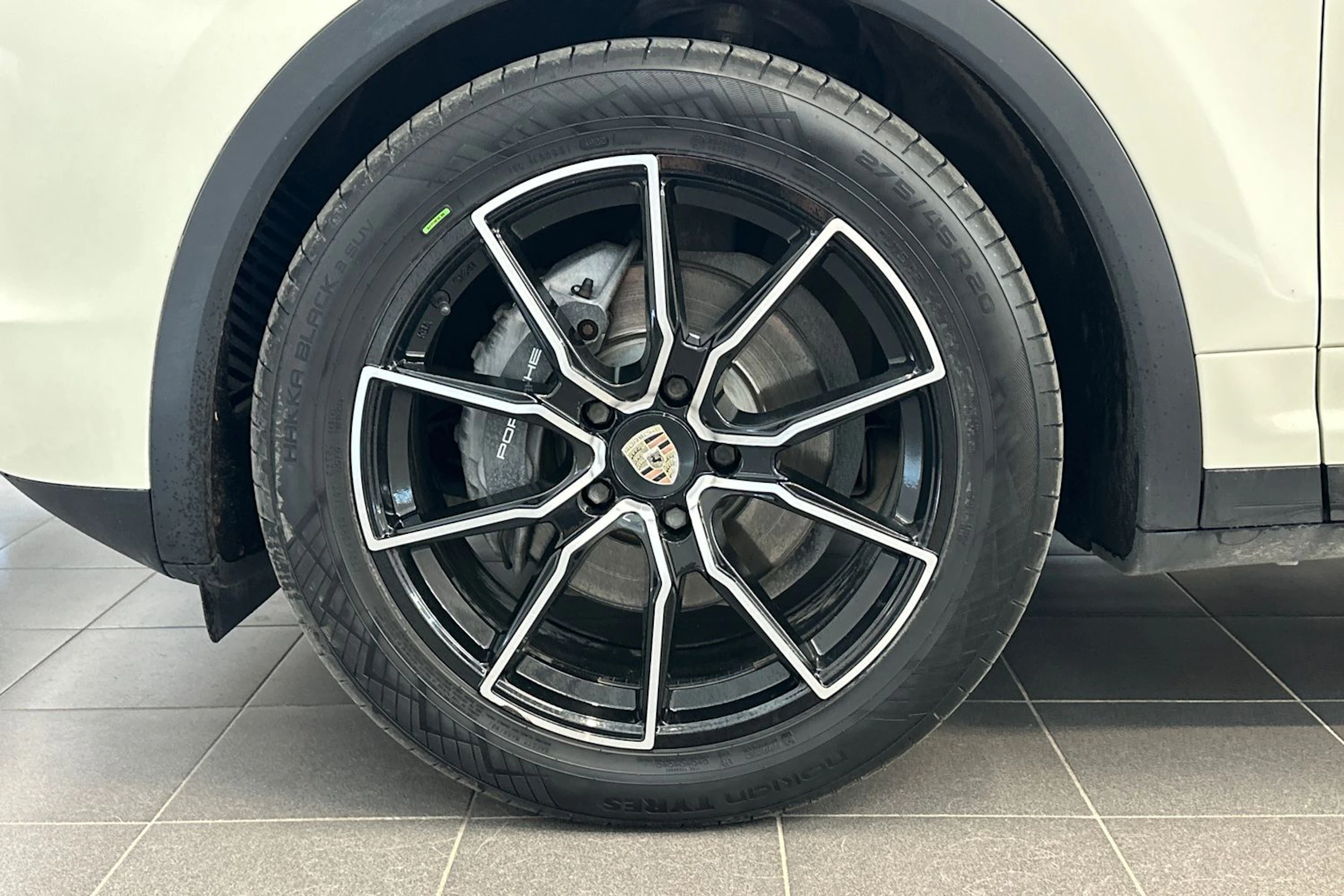 Valkoinen Porsche Cayenne 2011 kuva 39.