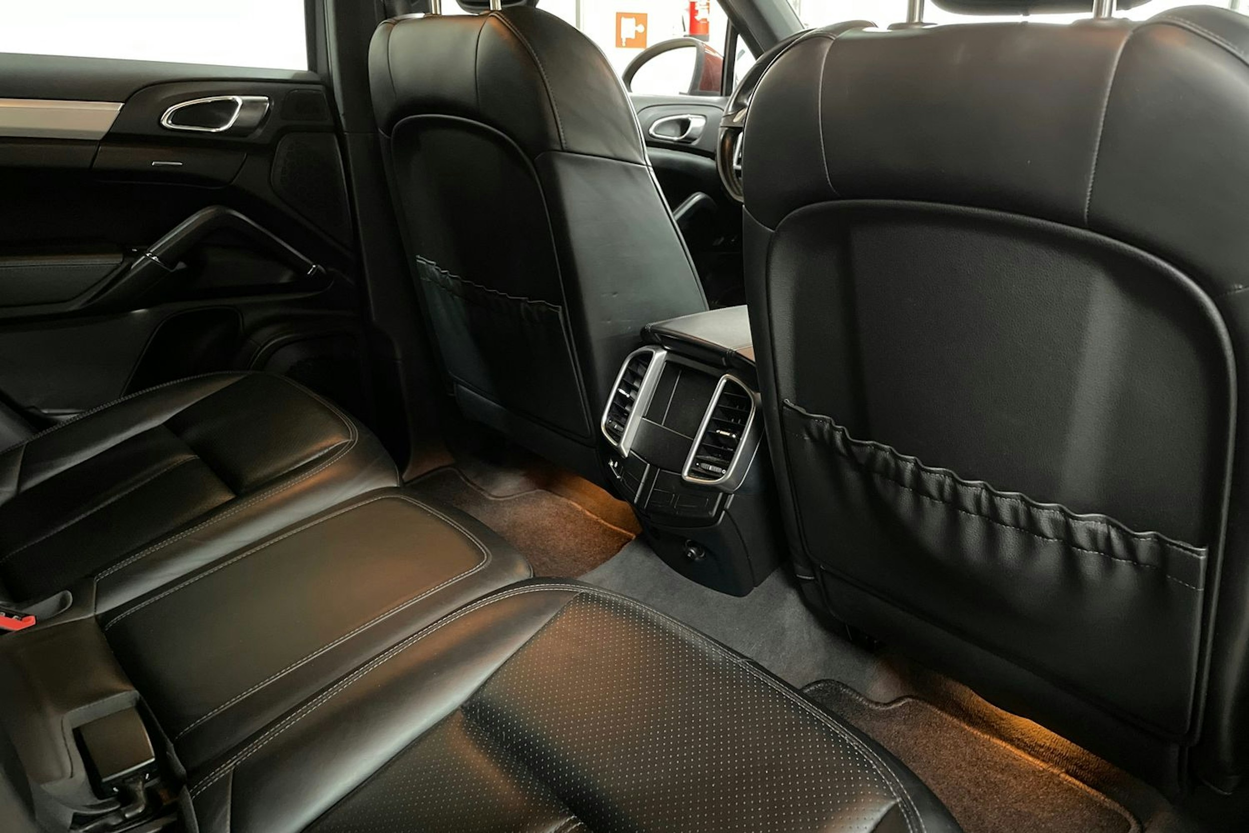Ruskea (beige) Porsche Cayenne 2012 kuva 16.