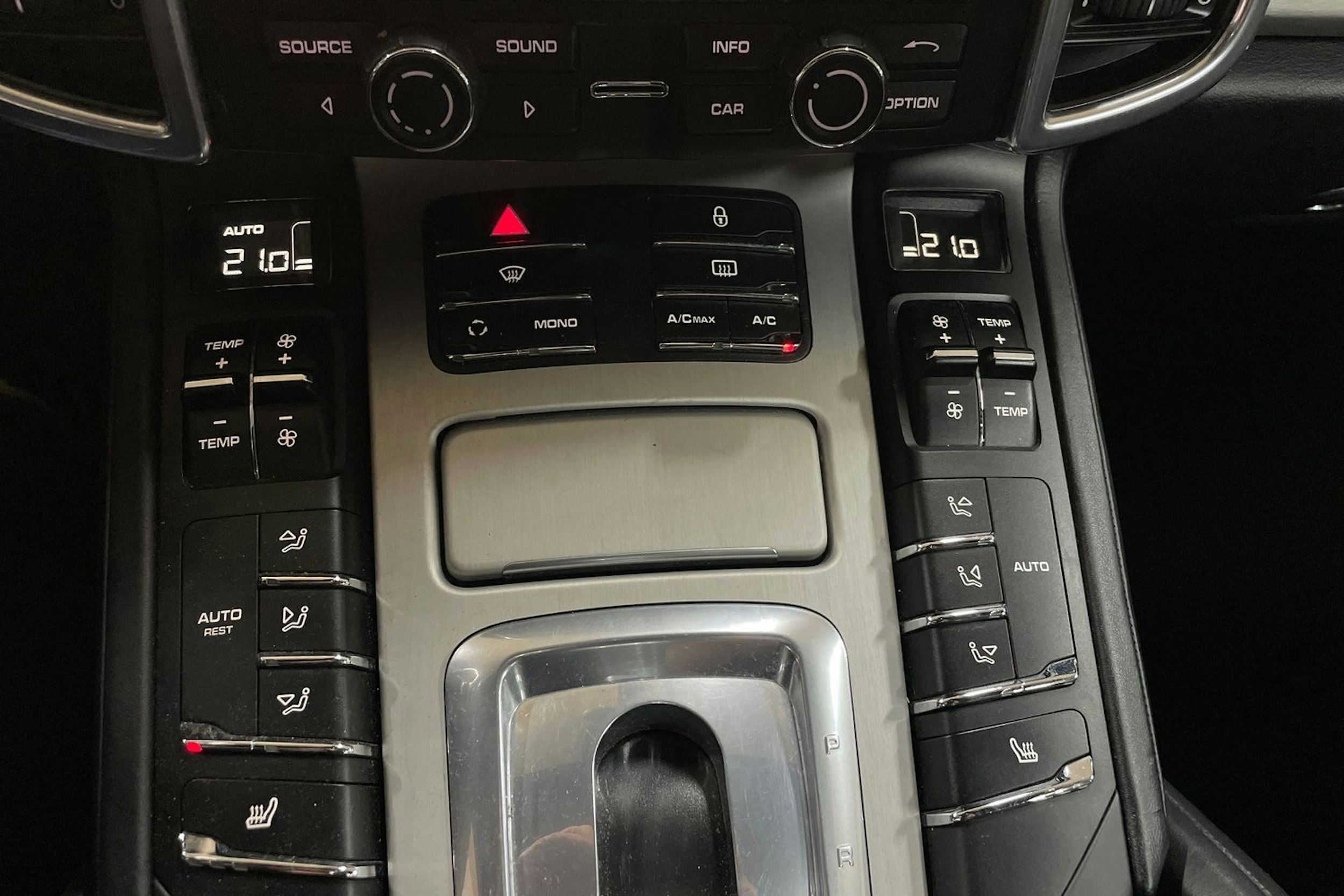 Ruskea (beige) Porsche Cayenne 2012 kuva 21.