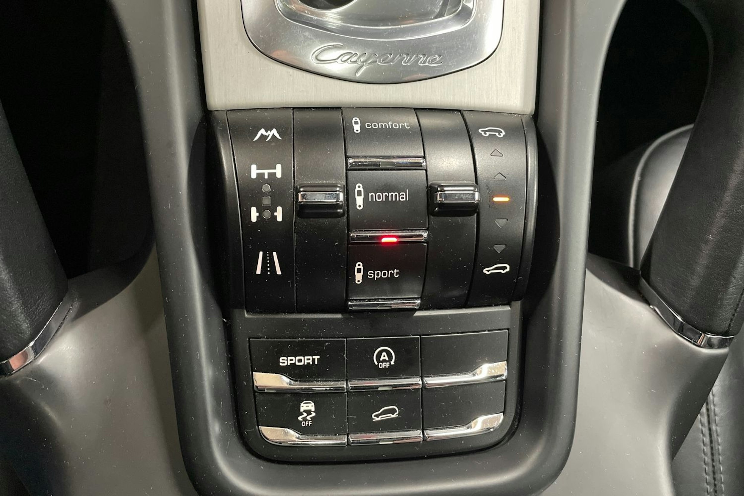Ruskea (beige) Porsche Cayenne 2012 kuva 22.
