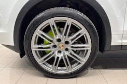 Valkoinen Porsche Cayenne 2014 kuva 10.
