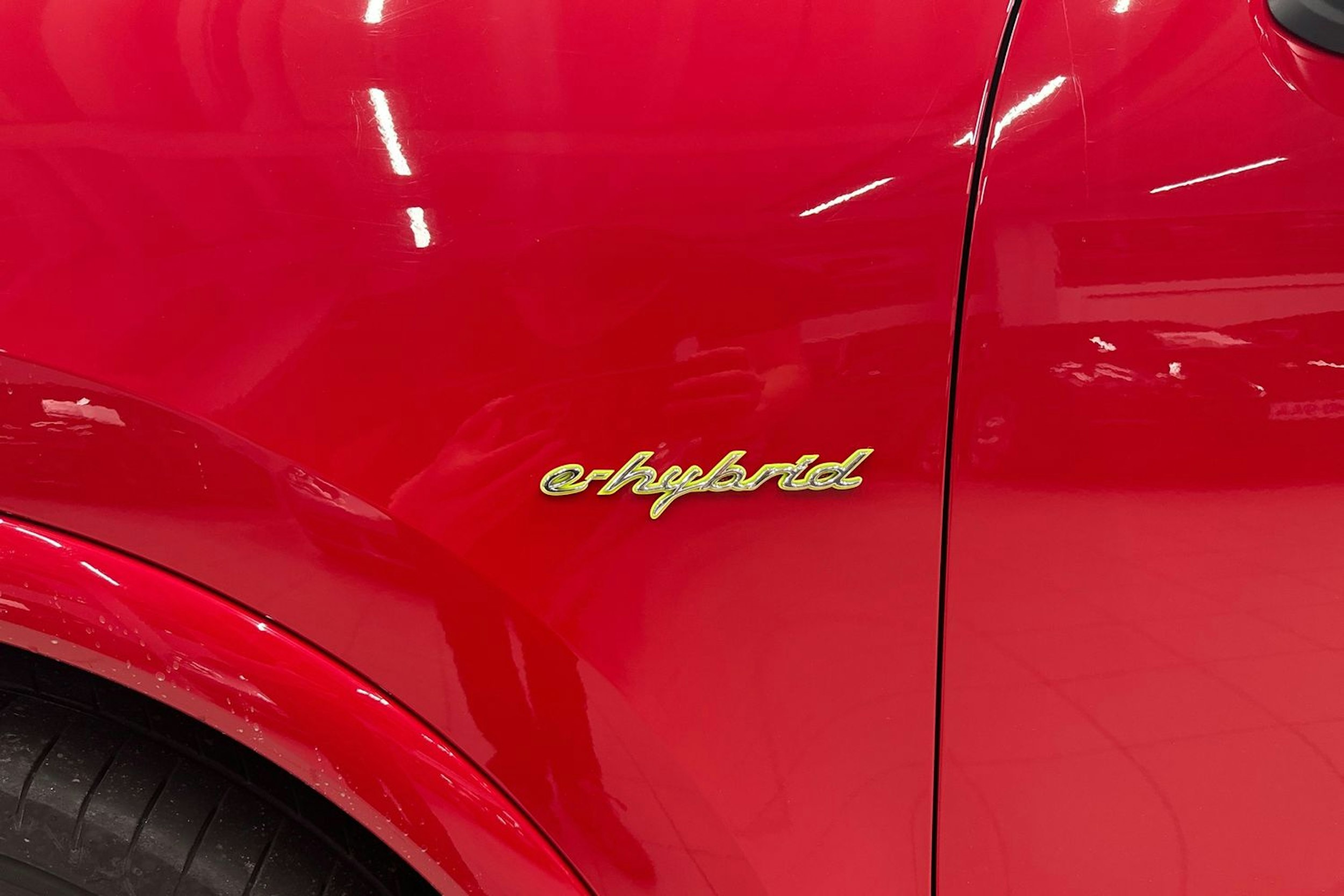 Punainen Porsche Cayenne 2014 kuva 11.