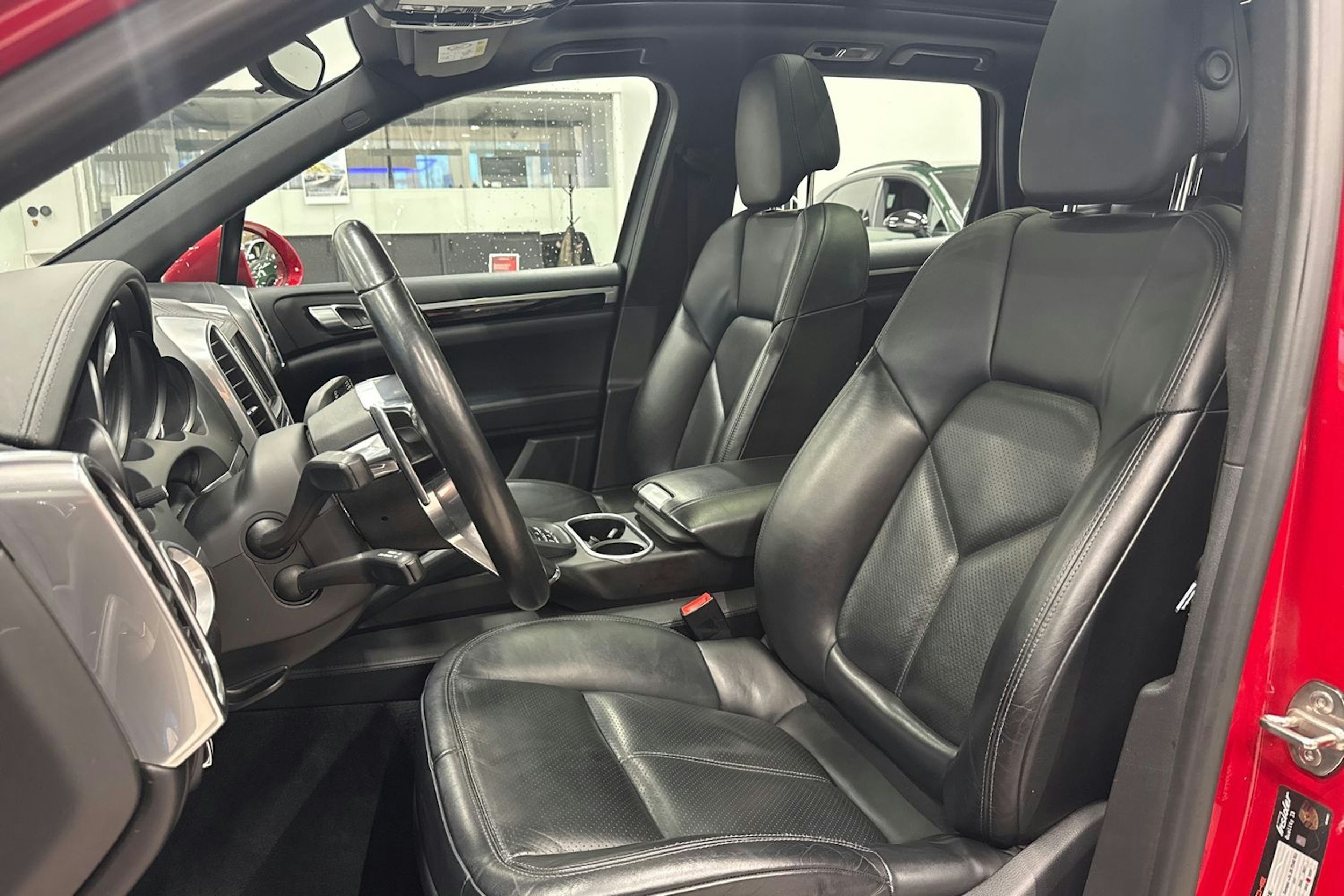 Punainen Porsche Cayenne 2014 kuva 14.