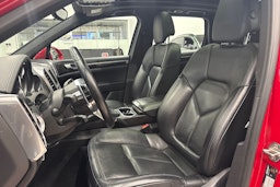 Punainen Porsche Cayenne 2014 kuva 14.