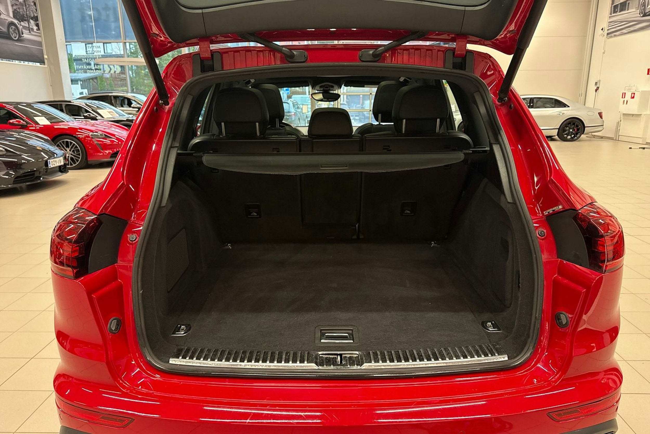 Punainen Porsche Cayenne 2014 kuva 15.