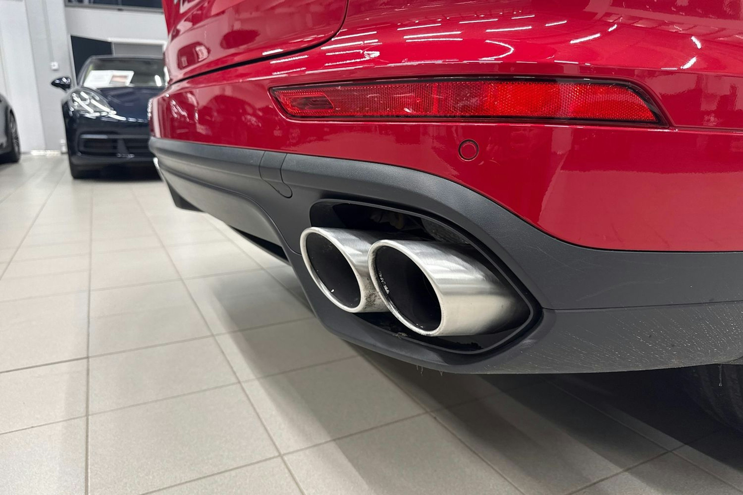 Punainen Porsche Cayenne 2014 kuva 19.