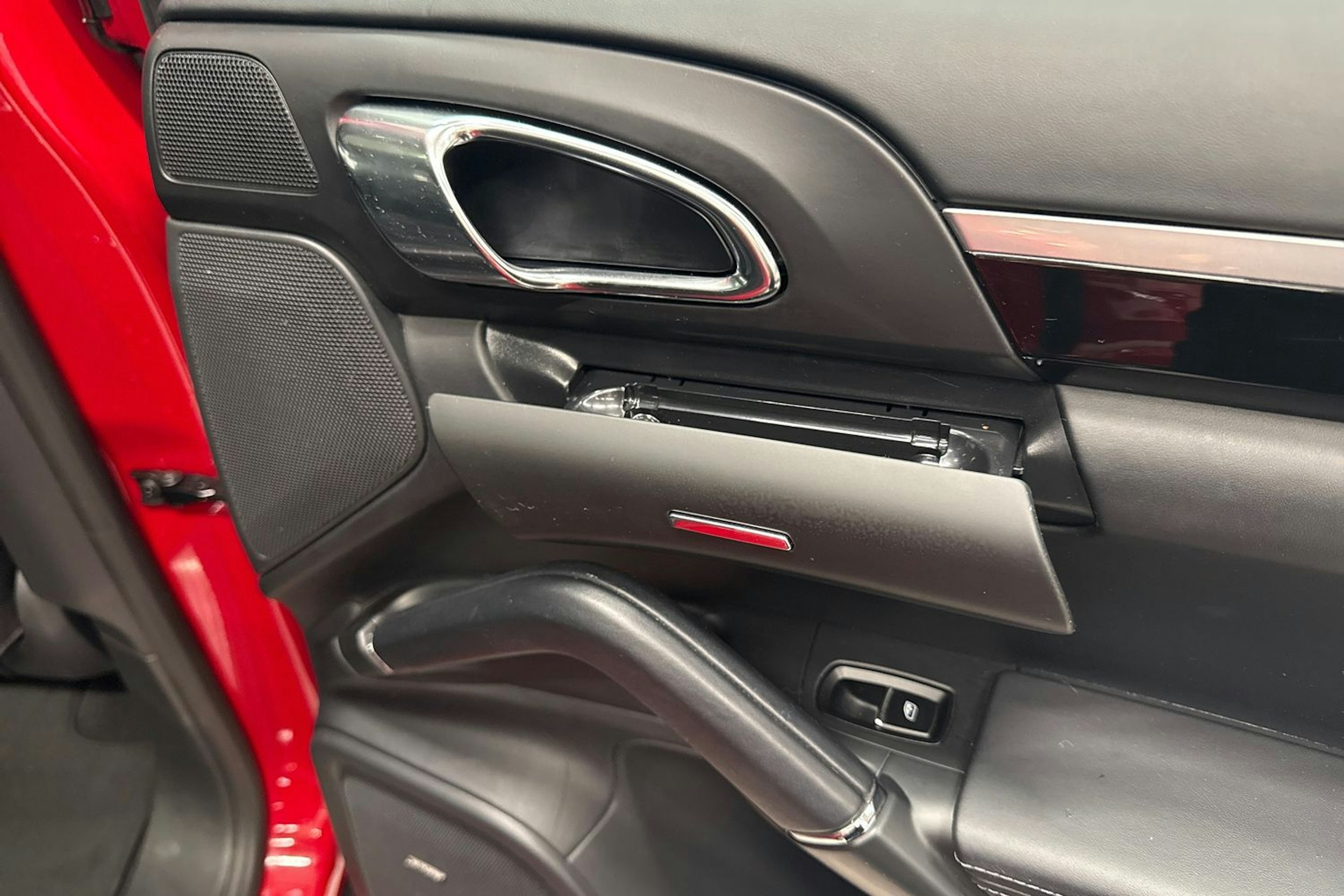 Punainen Porsche Cayenne 2014 kuva 21.