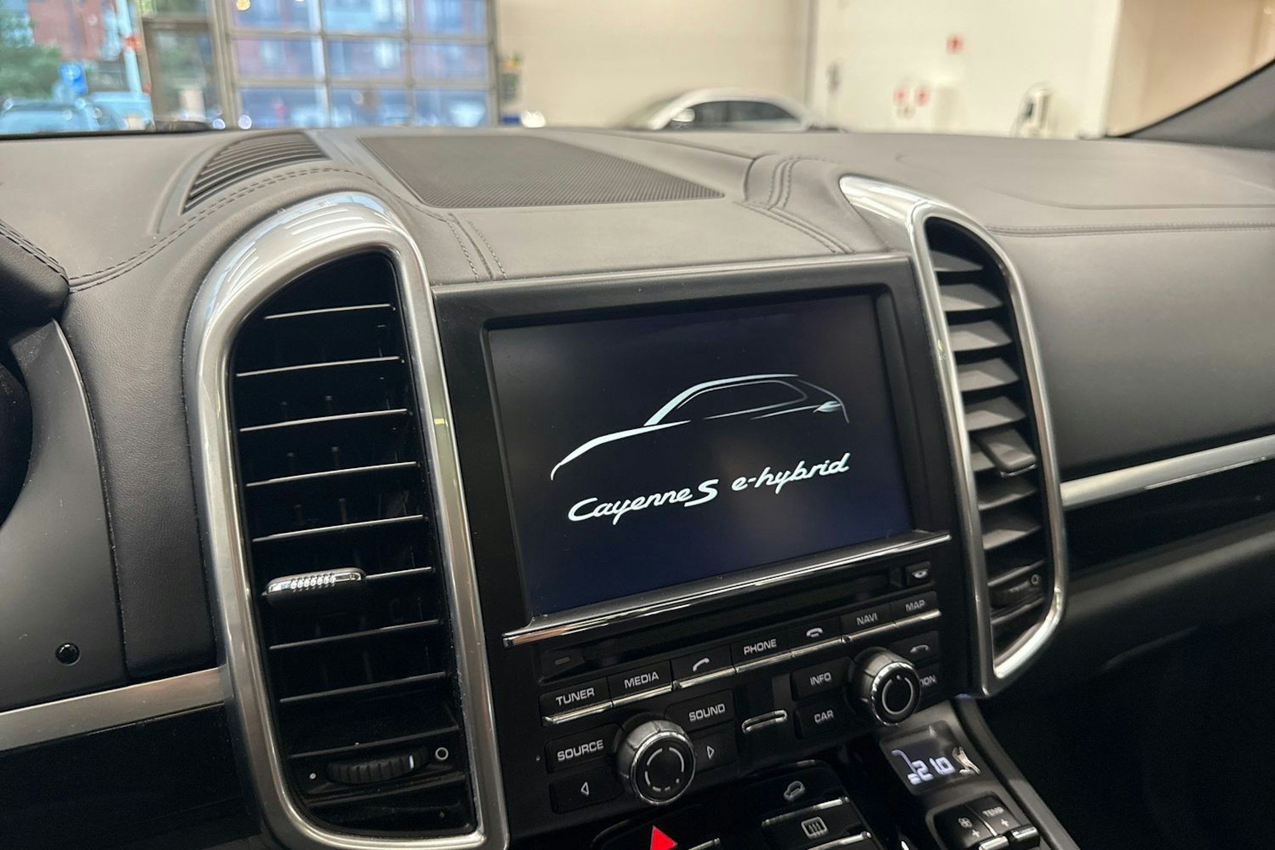 Punainen Porsche Cayenne 2014 kuva 24.