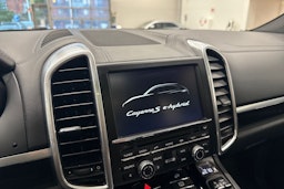 Punainen Porsche Cayenne 2014 kuva 24.