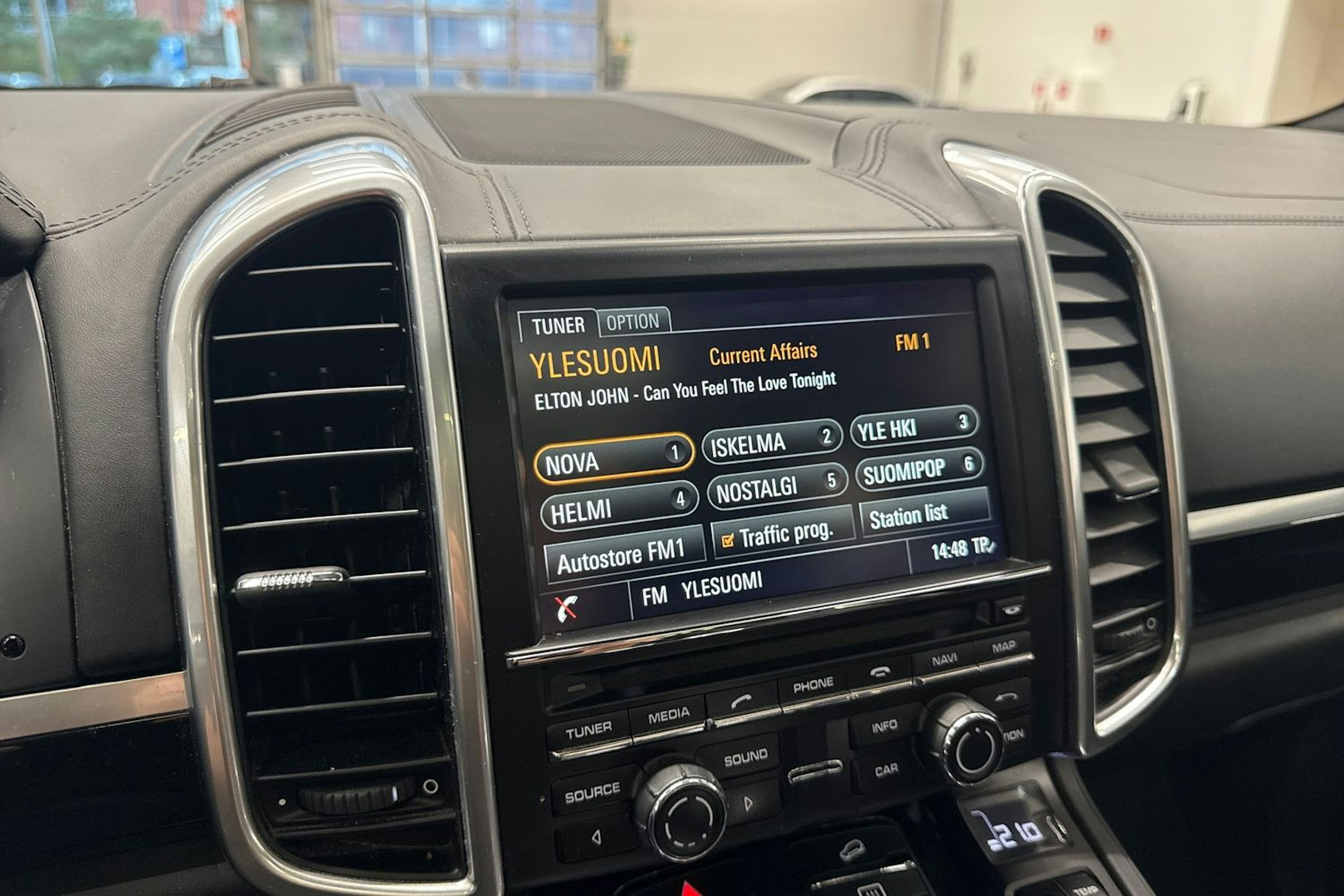 Punainen Porsche Cayenne 2014 kuva 26.