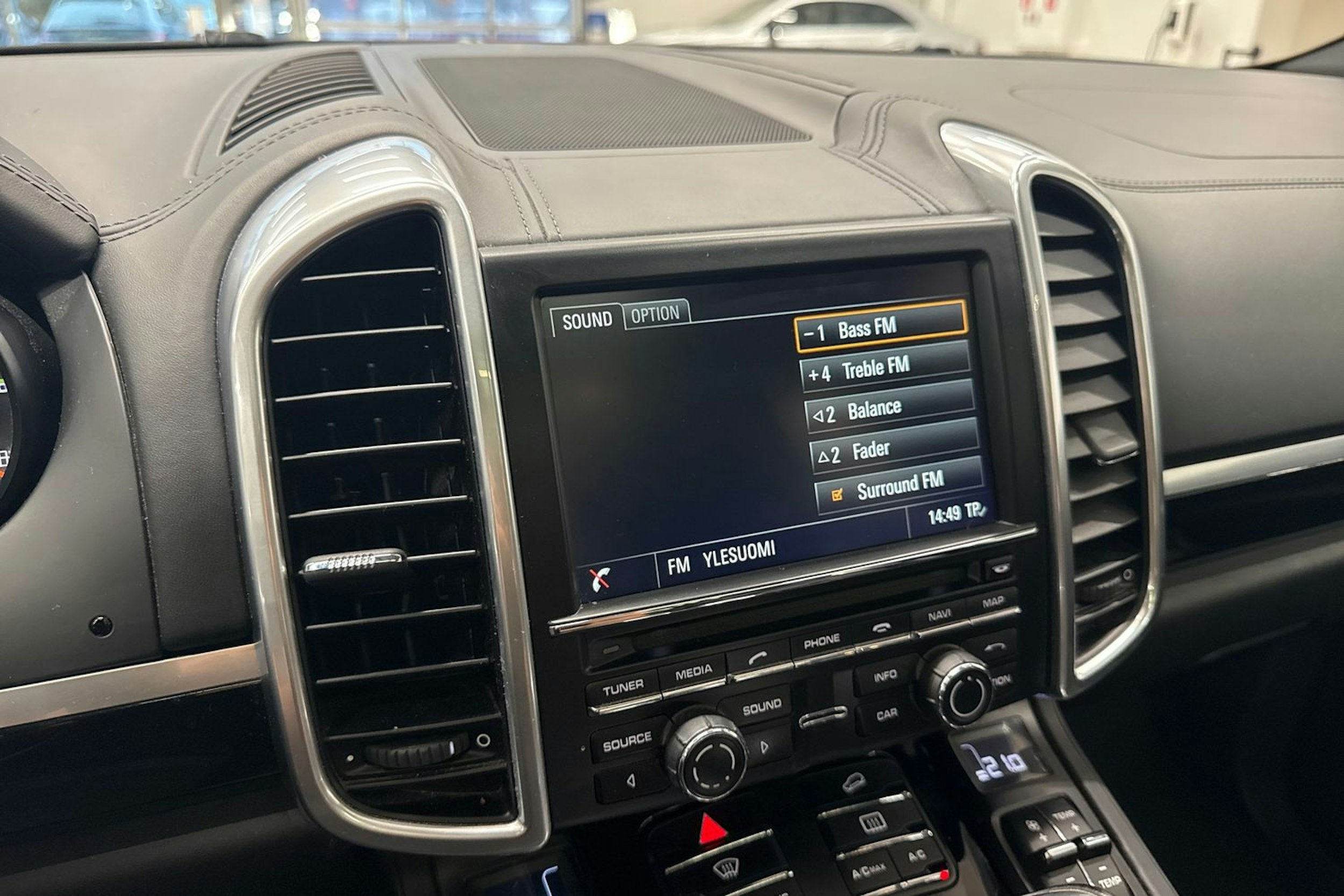 Punainen Porsche Cayenne 2014 kuva 27.