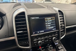 Punainen Porsche Cayenne 2014 kuva 27.