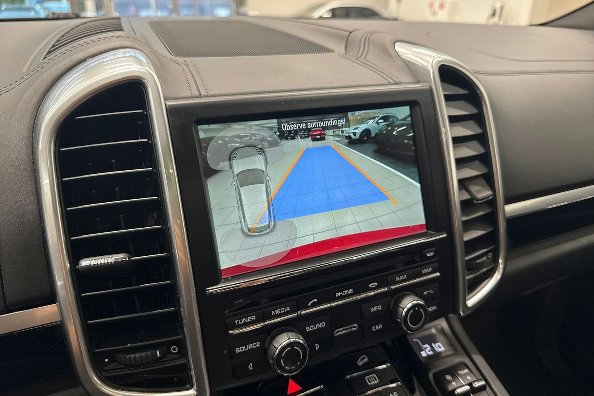 Punainen Porsche Cayenne 2014 kuva 28.