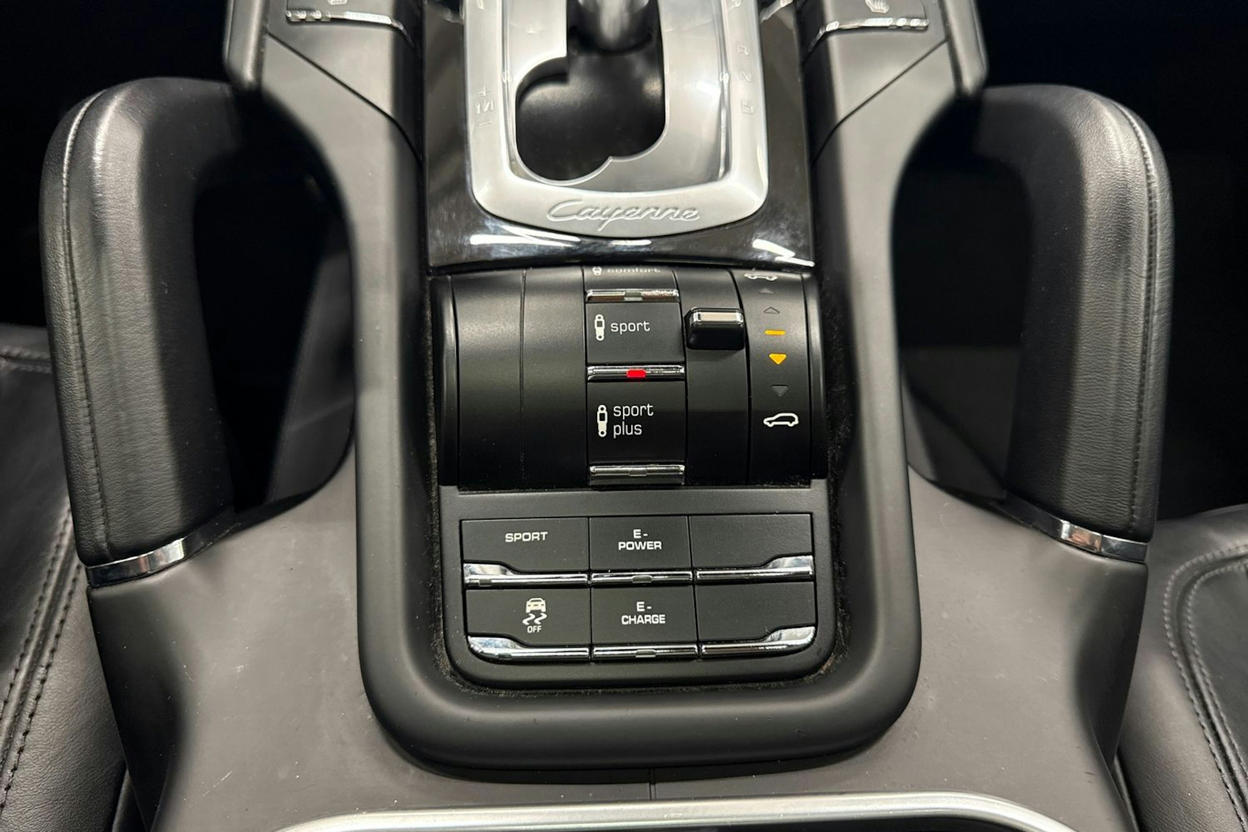 Punainen Porsche Cayenne 2014 kuva 29.