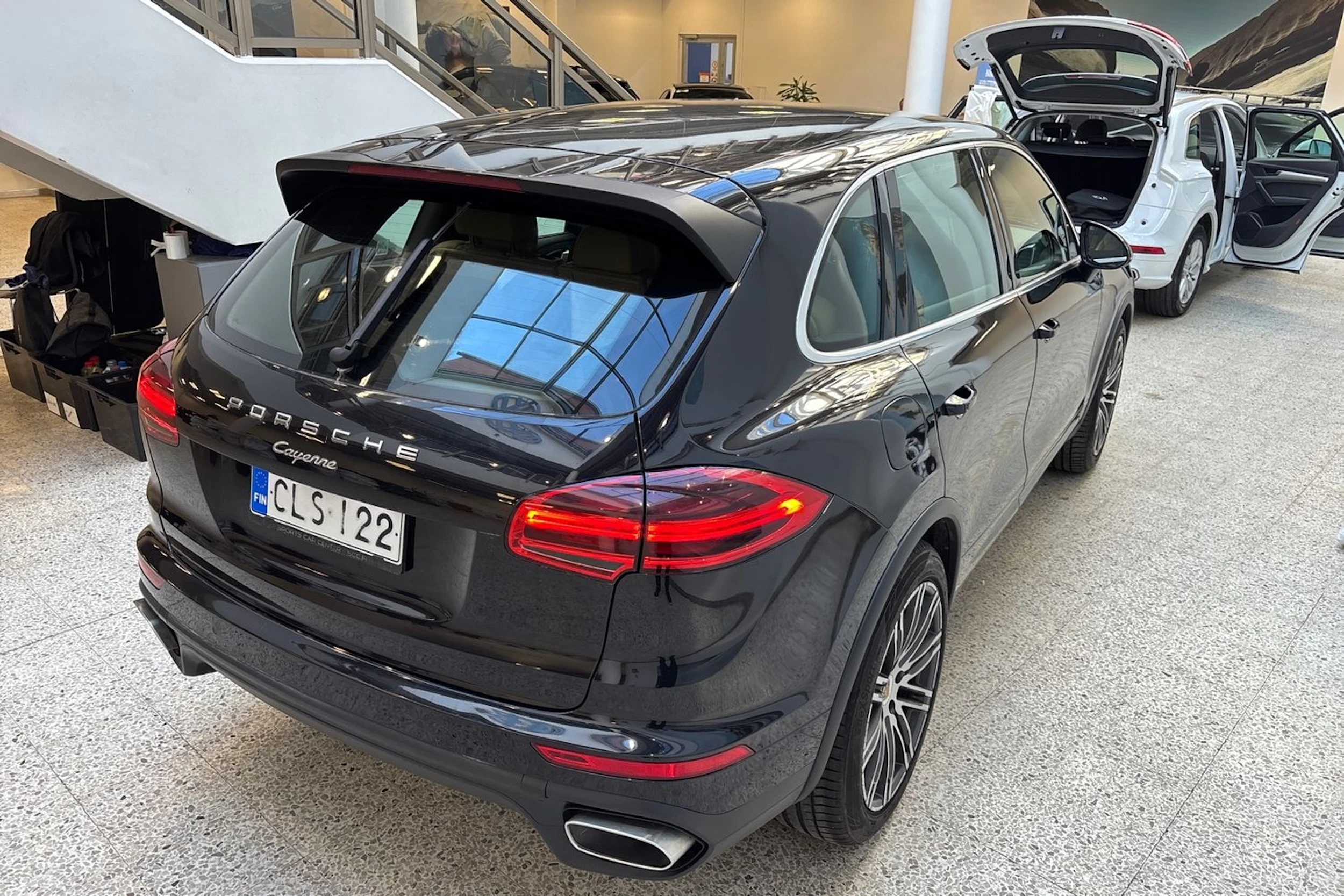 musta Porsche Cayenne 2015 kuva 11.