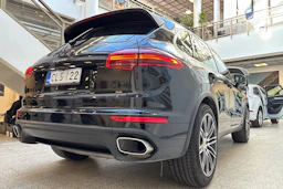 musta Porsche Cayenne 2015 kuva 12.
