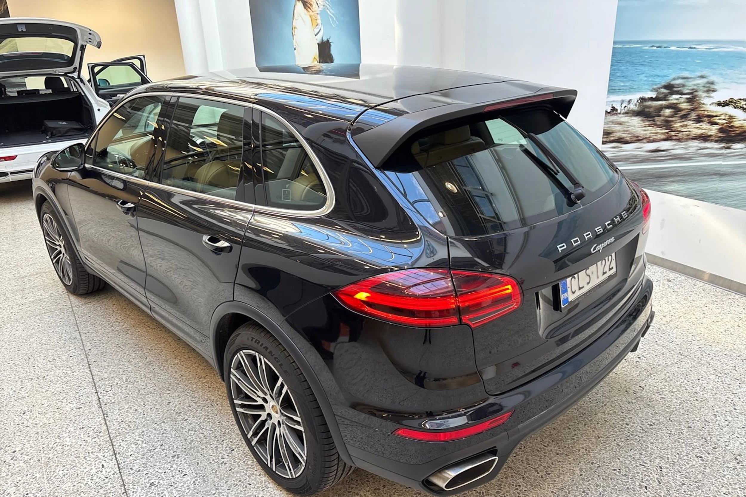 musta Porsche Cayenne 2015 kuva 13.