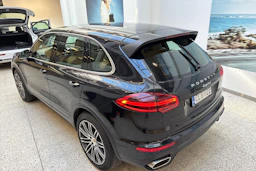 musta Porsche Cayenne 2015 kuva 13.