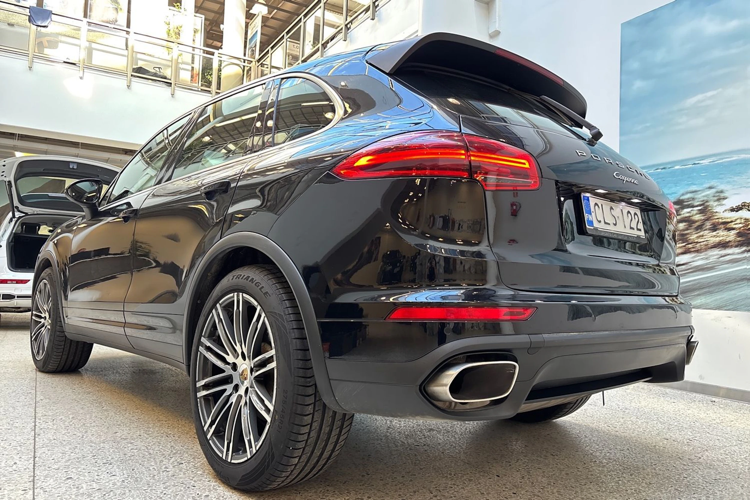musta Porsche Cayenne 2015 kuva 14.