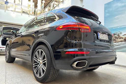 musta Porsche Cayenne 2015 kuva 14.
