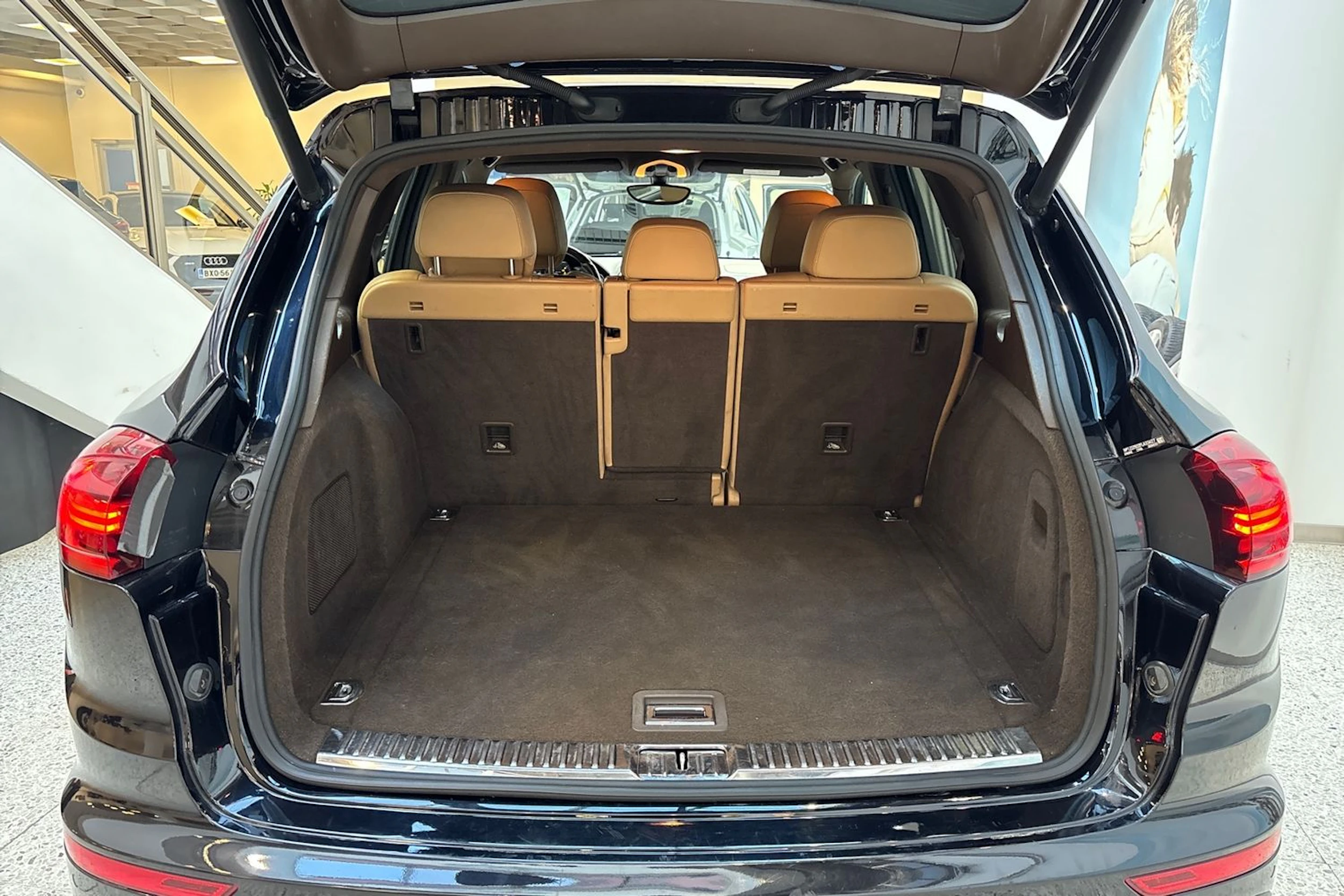 musta Porsche Cayenne 2015 kuva 19.