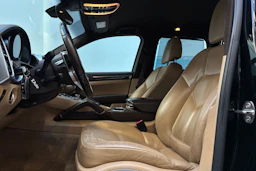 musta Porsche Cayenne 2015 kuva 22.