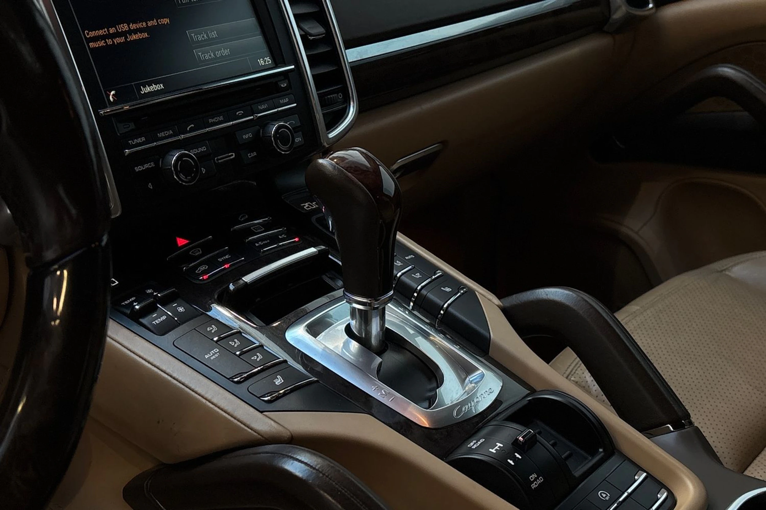 musta Porsche Cayenne 2015 kuva 23.