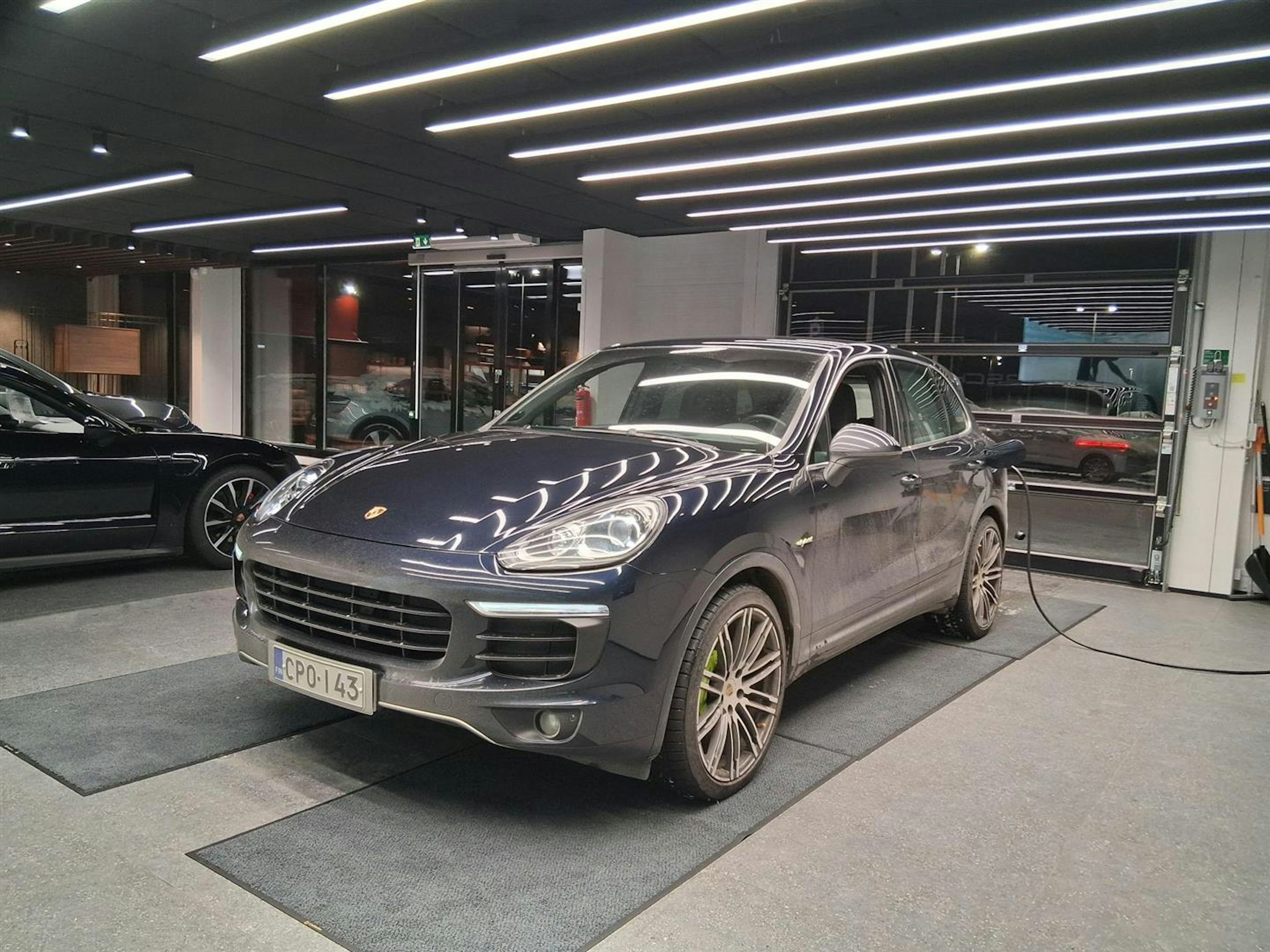 sininen Porsche Cayenne 2015 kuva 2.