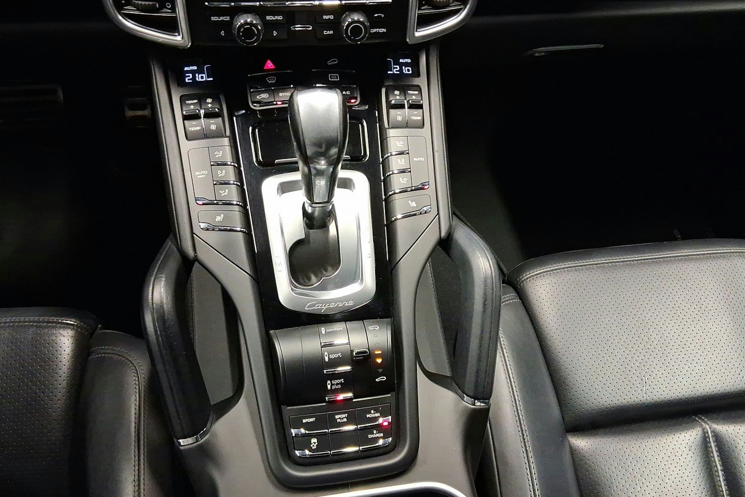 sininen Porsche Cayenne 2015 kuva 15.