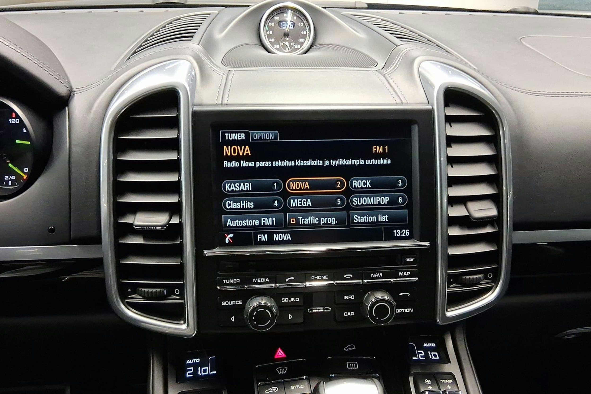 sininen Porsche Cayenne 2015 kuva 16.