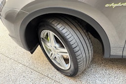 met. harmaa Porsche Cayenne 2015 kuva 10.