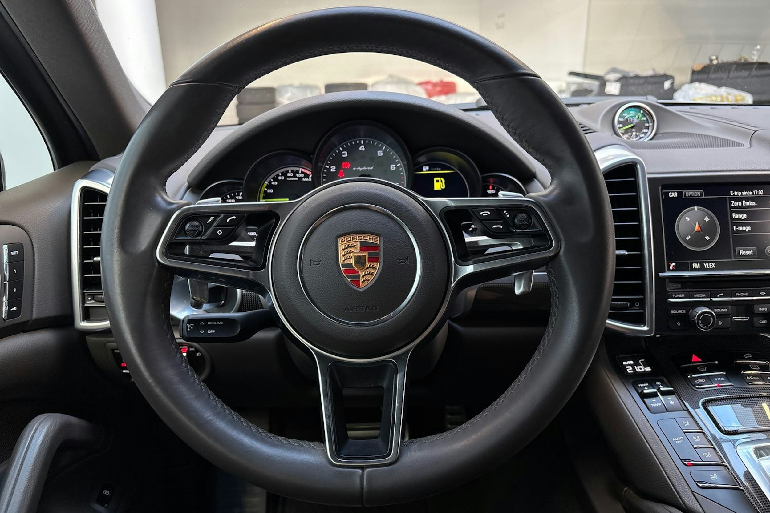 met. harmaa Porsche Cayenne 2015 kuva 16.