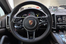 met. harmaa Porsche Cayenne 2015 kuva 16.