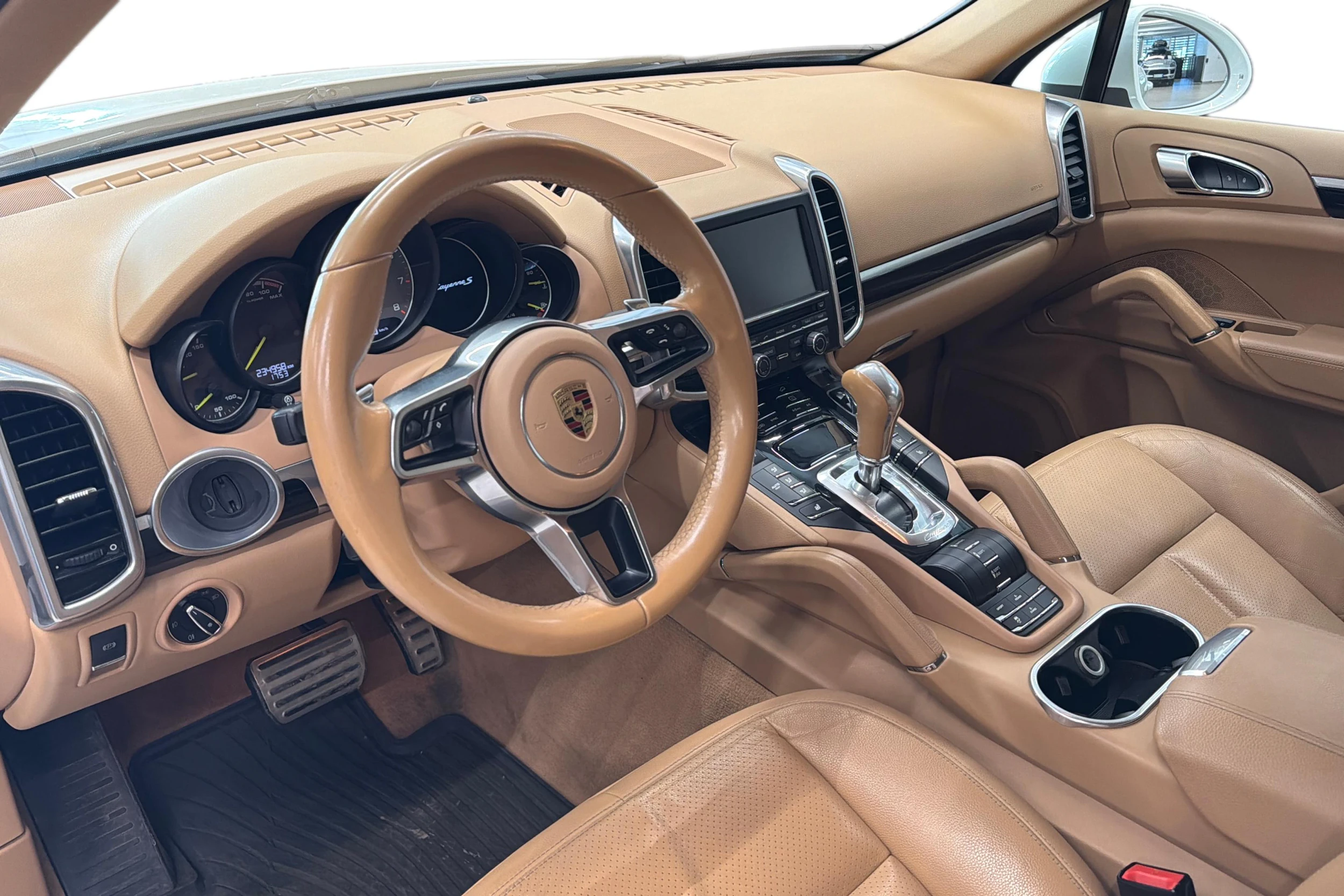 Valkoinen Porsche Cayenne 2015 kuva 7.
