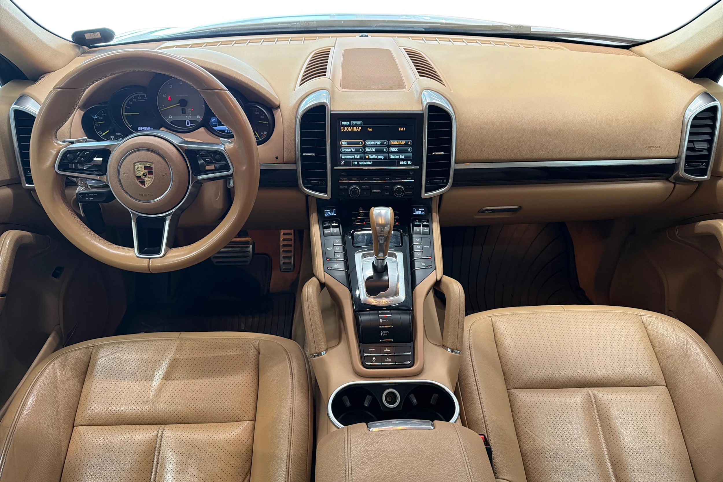 Valkoinen Porsche Cayenne 2015 kuva 8.