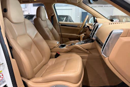 Valkoinen Porsche Cayenne 2015 kuva 12.