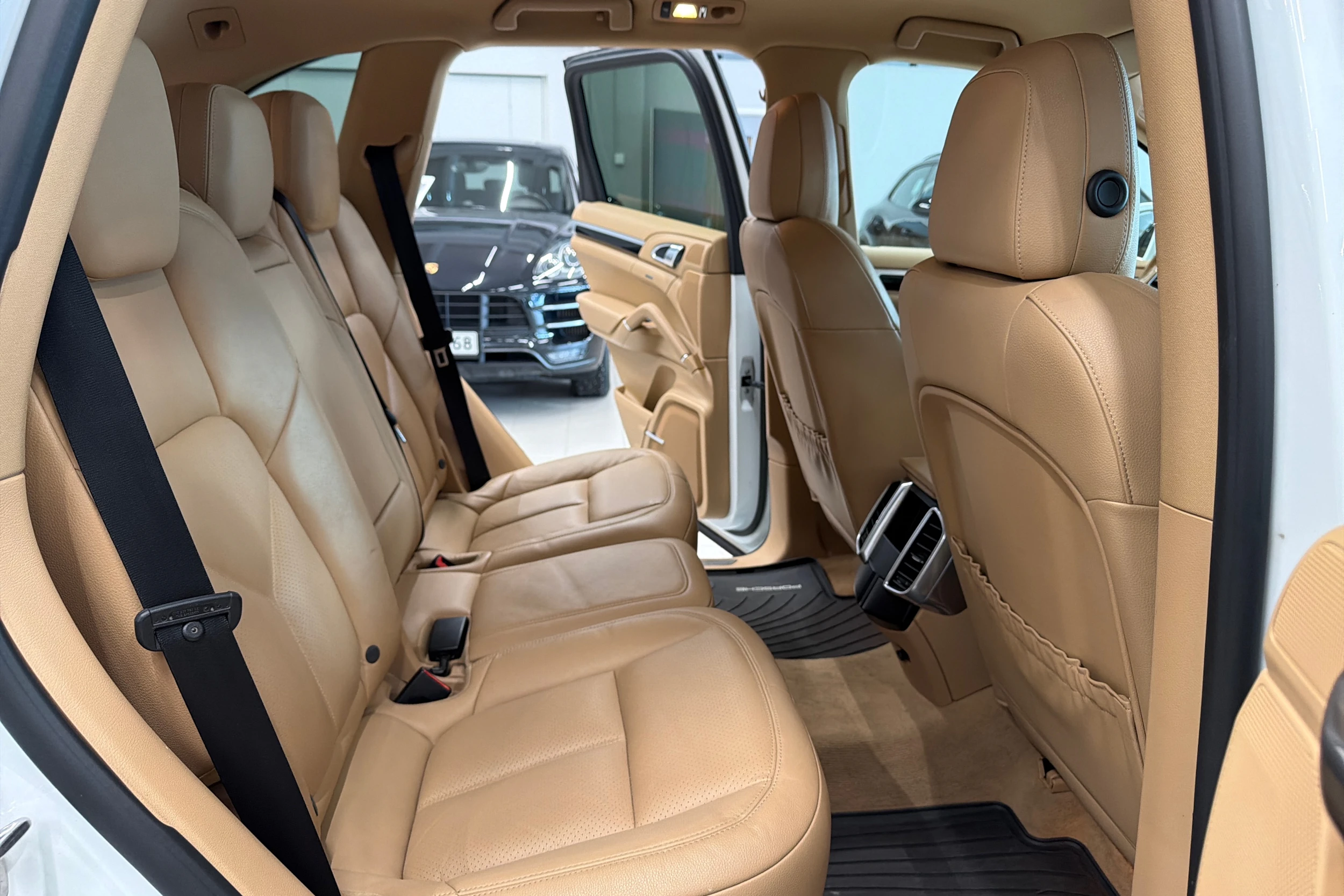 Valkoinen Porsche Cayenne 2015 kuva 13.