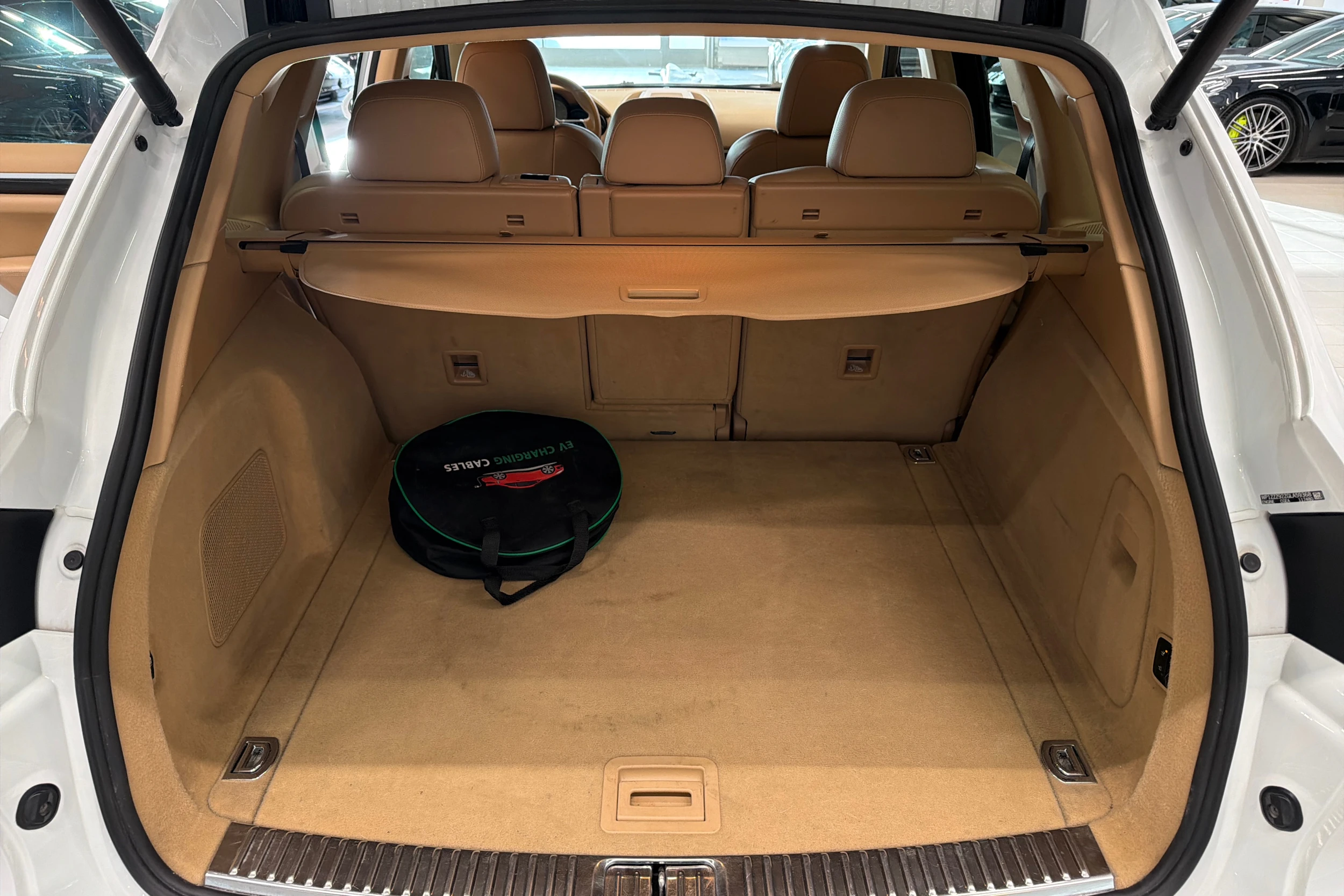 Valkoinen Porsche Cayenne 2015 kuva 15.