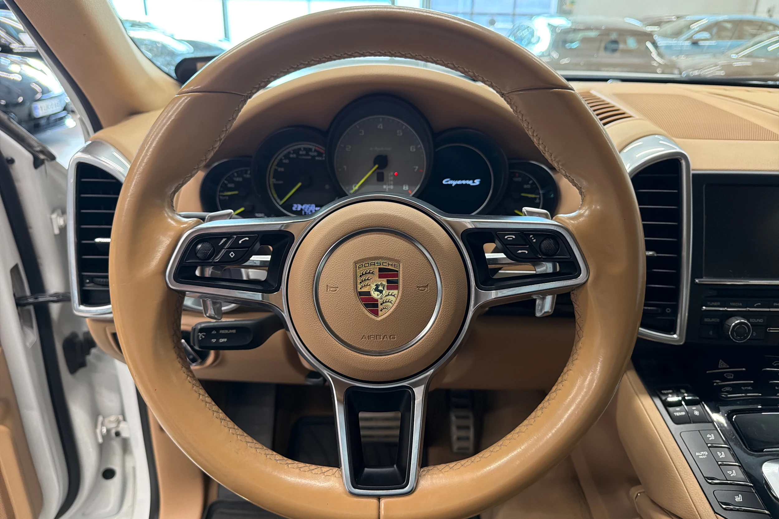 Valkoinen Porsche Cayenne 2015 kuva 17.