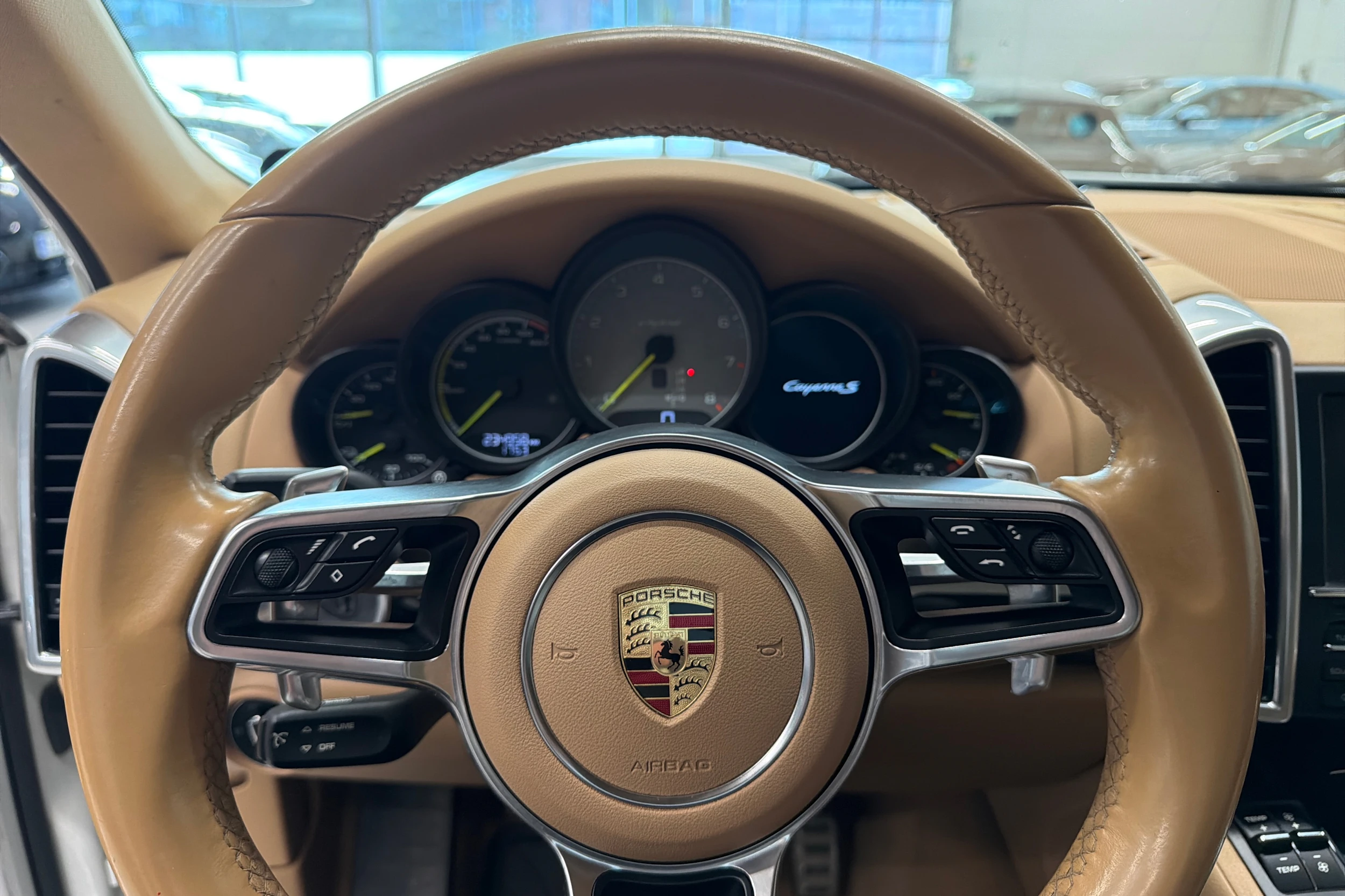 Valkoinen Porsche Cayenne 2015 kuva 18.