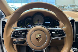 Valkoinen Porsche Cayenne 2015 kuva 18.